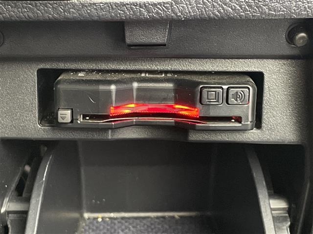 【ETC】有料道路を利用する際に料金所で停止することなく通過できる、ETC車載器（ノンストップ自動料金収受システム機器）が装備されています。セットアップを行うことで利用可能になります。