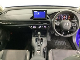 車内は光触媒抗菌消臭施工済です。インパネ周りはスタイリッシュなデザインで機能や装備も充実しています。グローブボックスやカップホルダーのほかにトレーなどたくさんの収納スペースが付いています。