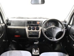 操作性に優れた運転席となります！小物入れや各ボタンの配置にこだわり、使いやすいです！座り心地もよく視認性も良好なのでロングドライブもお任せ下さい！