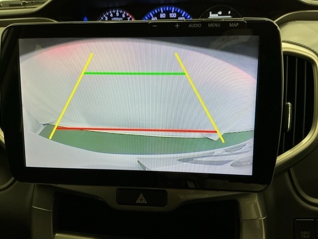 ガイドライン付きバックモニターで車庫入れも安心。知らない道でも安心して楽しくお出かけができます