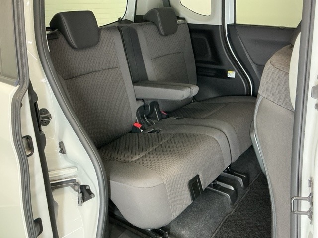 フラットな床と膝回りや頭上スペースなど十分な広さがあります