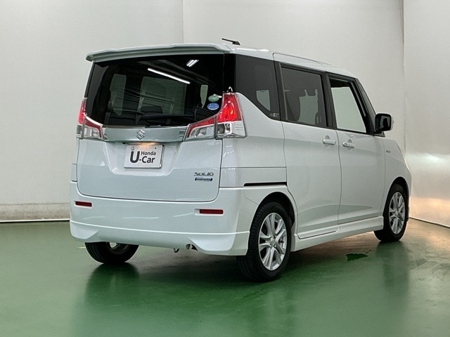 大型テールゲートスポイラー装備でフォルムもスタイリッシュにしています。高速走行時には走行安定性能に優れていて、低燃費にも大きく貢献します