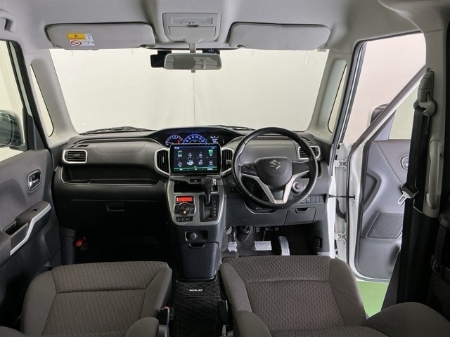 ドライバーを中心に自然に手が届く位置にATセレクトレバーやエアコン、様々な操作スイッチなどを配置、操作性に優れています