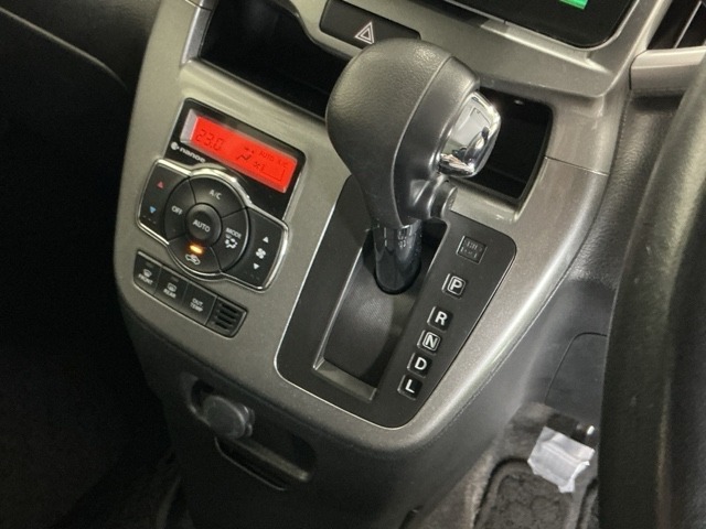 シンプルでスマートな操作のシフトレバーです