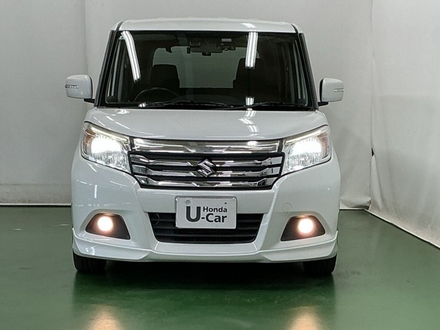 ディスチャージヘッドライト【HID】を装備していますのでとても明るく、夜間の走行や雨の日も安全・安心です。オートライトコントロール付きで周囲の明るさに応じて自動で点灯・消灯します。