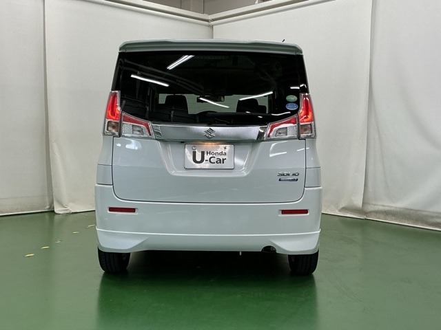 プライバシーガラスが装備されています。外を見るときには気にならずに、後方車両からは車内が見えにくくなってます