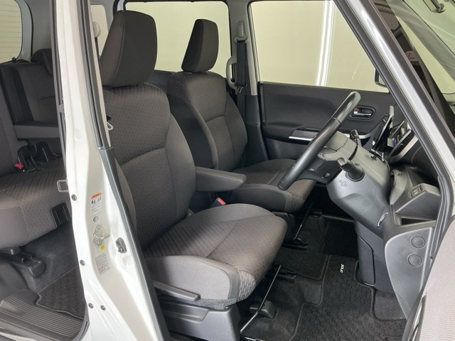 シート表皮は専用のクリーナーできれいにクリーニングしていて清潔に保たれています