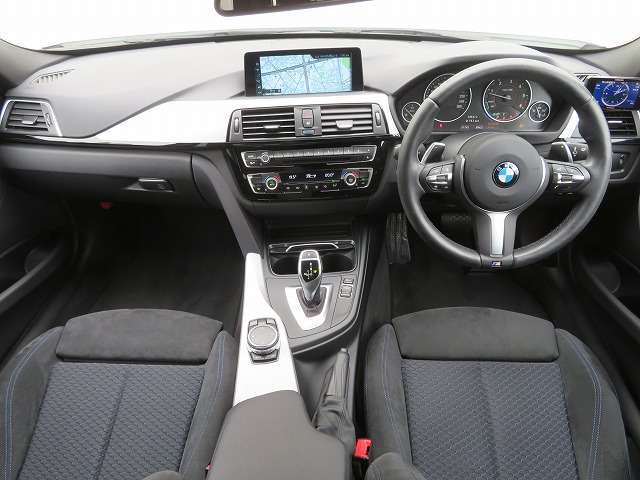 ◆インスツルメントパネルやインテリアトリムなどは、調和しなが洗練された室内を作り上げ、スイッチ類によって、優れた操作性をも実現。ドライバーの視線や動線を考え、人間工学に基づきデザインされています◆