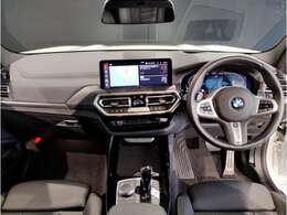 BMWの運転席はドライバーオリエンテッドという構造を採用。ドライバー目線の操作がしやすい設計になっており、ドライブ中にも目線の移動が少なく運転中にも簡単に操作ができます。