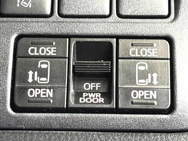 【両側パワースライドドア】スマートキーや運転席のスイッチで後席両側スライドドアの開閉が可能♪電動だから力を入れてドアを開ける必要が無く、小さなお子様でも簡単に開け閉めでき快適です♪