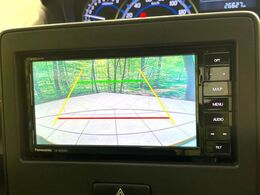 【バックカメラ】駐車時に後方がリアルタイム映像で確認できます。大型商業施設や立体駐車場での駐車時や、夜間のバック時に大活躍！運転スキルに関わらず、今や必須となった装備のひとつです！