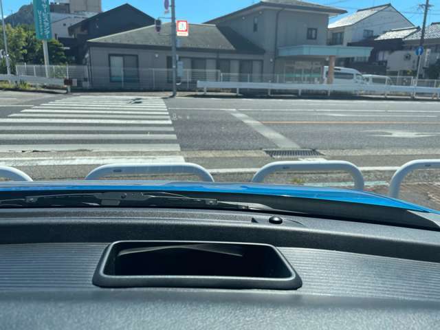 ヘッドアップディスプレイつき！運転中、前方からメーターへ視線を外さなくても、速度などの情報がフロントガラスに投影されます！