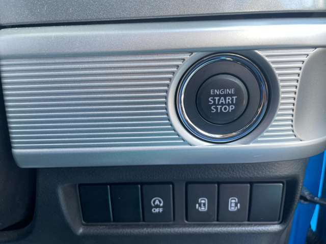 エンジンはプッシュスタートです！また、運転席の手元スイッチで、後席両側の電動スライドドアを開閉できます！