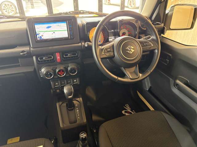 実際に車に乗った時毎日見る風景です。実は撮影する時も気分が上がります...笑。キズ凹み勿論ありません。