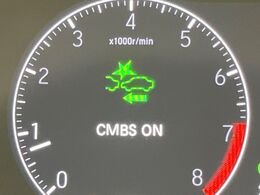 【ホンダセンシング】走行中に前方の車両等を認識し、衝突しそうな時は警報とブレーキで衝突回避と被害軽減をアシスト。より安全にドライブをお楽しみいただけます。