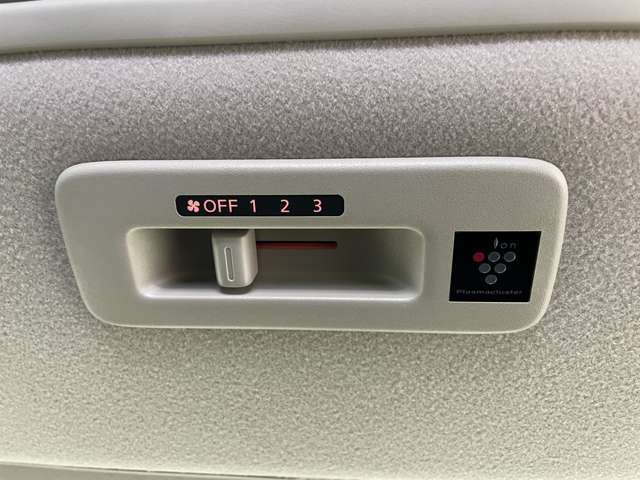 【ETC】有料道路を利用する際に料金所で停止することなく通過できる、ETC車載器（ノンストップ自動料金収受システム機器）が装備されています。セットアップを行うことで利用可能になります。