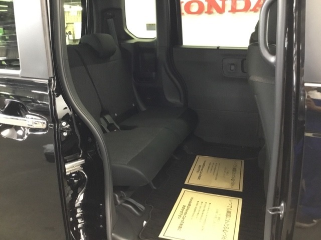 ホンダ車の低床ボディは、チャイルドシートへのお子さまの乗降や荷物の積載もスムーズ。足元もゆったりとしていますので、おくつろぎいただけます。