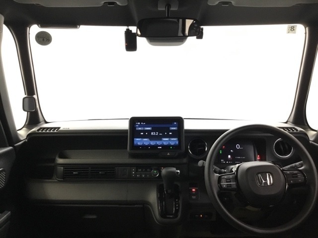 フロントガラスが大きく、ワイドな視界で運転もしやすくなるように設定されています。