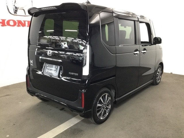 スポーティー＆スタイリッシュな、大型テールゲートスポイラー。