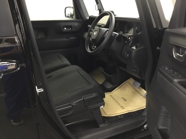 【ベンチシート】運転席と助手席の移動もスムーズ！狭い駐車場での乗り降りや、お子様の乗り降りにも便利です。座席の間にコンソールボックスやドリンクホルダーがないため、車内空間が広く感じます。