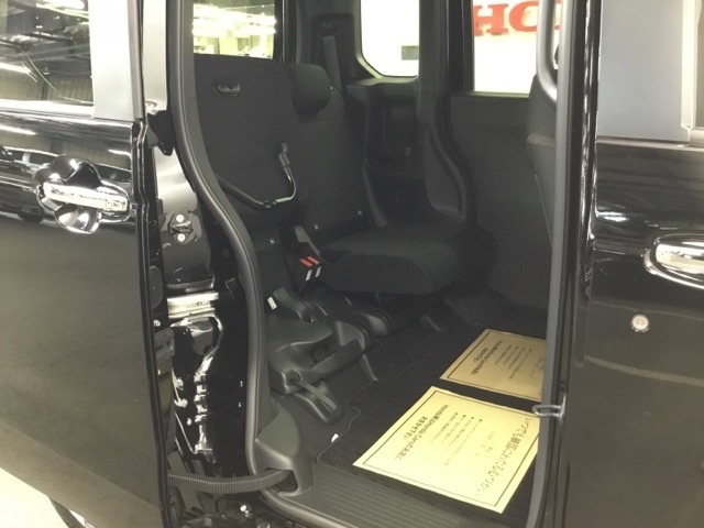 後席の座面をはねあげると、後席のあったスペースがそのまま高さのある荷室空間に！背の高い荷物も横にせずそのまま積み込めます。もちろん左右片方だけのアレンジも可能です。
