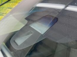 【ホンダセンシング】走行中に前方の車両等を認識し、衝突しそうな時は警報とブレーキで衝突回避と被害軽減をアシスト。より安全にドライブをお楽しみいただけます。