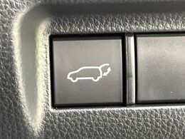 【パワーバックドア】スマートキーや運転席のボタンを押すだけでリアゲートが自動で開閉します！荷物を持っている時や、高い位置にあるバックドアを閉める際に便利な機能です♪