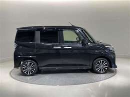 両側パワースライドドア付きだから、狭い駐車スペースなどでの 乗り降りラクラク！小さなお子さまのいるご家庭には嬉しい装備。