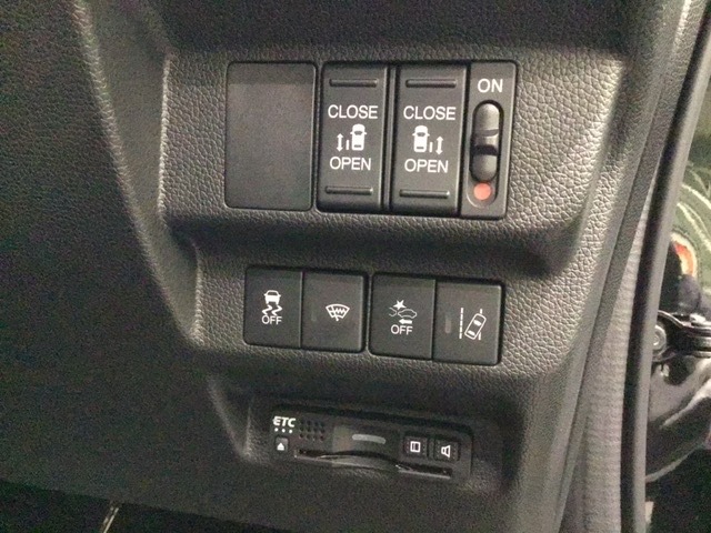 両側電動スライドドアは運転席から操作ができるよう、操作スイッチが付いています。Hondaセンシング用のVSA（ABS＋TCS＋横滑り抑制）解除とレーンキープアシストシステムなどのメインスイッチも装備し