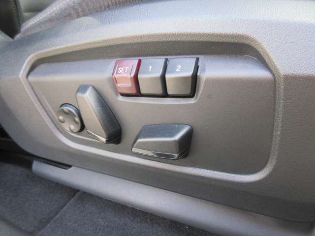 運転席メモリー付きフロント電動シート装備。