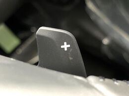 【パドルシフト】ハンドルから手を離さずに素早くシフトアップ＆ダウンができるので、エンジンブレーキを使う下り坂や高速道路の合流で加速したい場面で役立ちます。