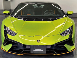 Huracan Performanteよりマフラー出口の位置がナンバー横に。V10の心地よい轟音が、心に刻まれる“休日の儀式”になります。