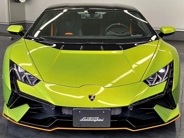 Huracan Performanteよりマフラー出口の位置がナンバー横に。V10の心地よい轟音が、心に刻まれる“休日の儀式”になります。