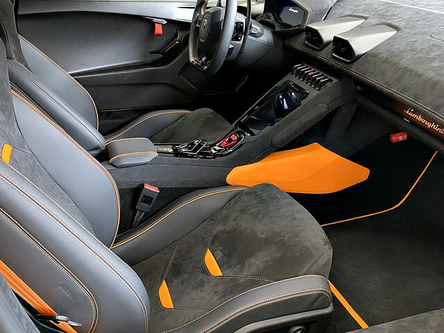 Multifunction Steering Wheel in Smooth Leather and Central Mark Contrast ColorFully Electric and Heated Comfort Seats