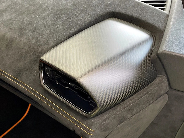 Huracan EVOよりデジタルのモニターを採用。操る歓びがダイレクトに伝わる、あなただけの純粋なスポーツカー。