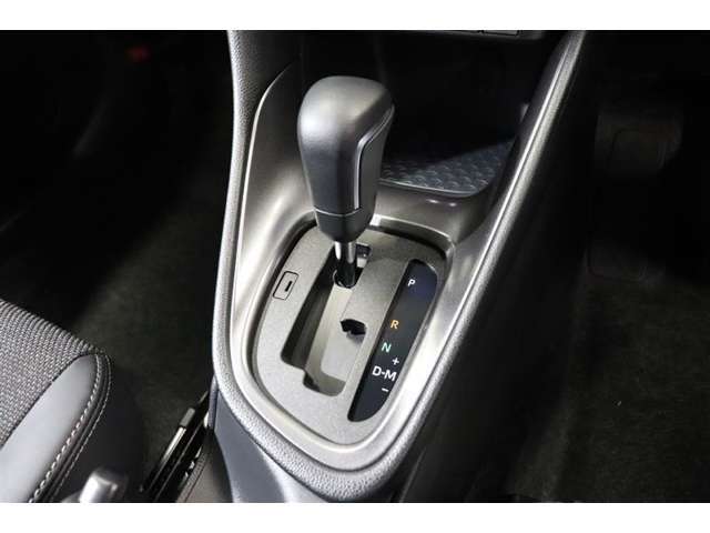 従来のATに比べ変速ショックの少ないCVT。シフトの操作はAT車と同じです。