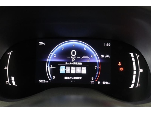 気になる燃費など様々な情報を表示してくれるインフォメーションディスプレイ付きのODOメーター。