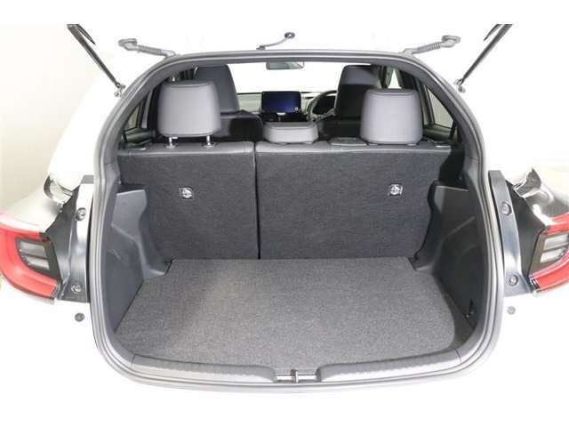 荷物の積みおろしがしやすいハッチバック。上方向にドアが開くので雨の日でも車内が濡れにくいですよ。