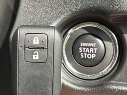 【キーレススタートシステム】カバンやポケットに入れたままでもドアの施錠・解錠が可能なスマートキーを装備。エンジンのオン・オフ時もカギを取り出す必要が無いからとっても便利です♪