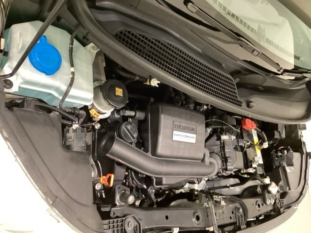 ホンダスタッフがしっかり整備して保証付きにてお渡し致します。エンジンルーム＆室内ルームともにクリーニング済みで清潔です。快適なドライブをお楽しみください。