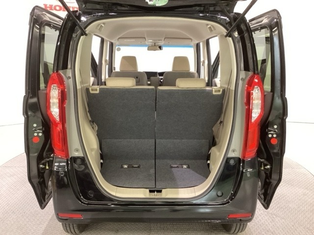 開口部も広く荷物の積み下ろしもしやすいお車となっております。シートの背もたれは5：5の割合で背もたれを可倒でき、前後のシートスライドもできるので荷室をひろげることができます。