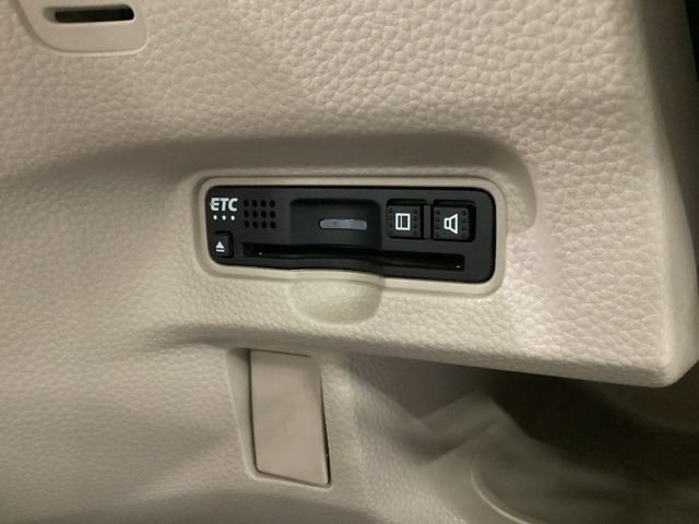 ハンドルの左下にETCがついています。高速道路の料金所の通過も楽々です。　カードの取り出しもしやすい場所についています。