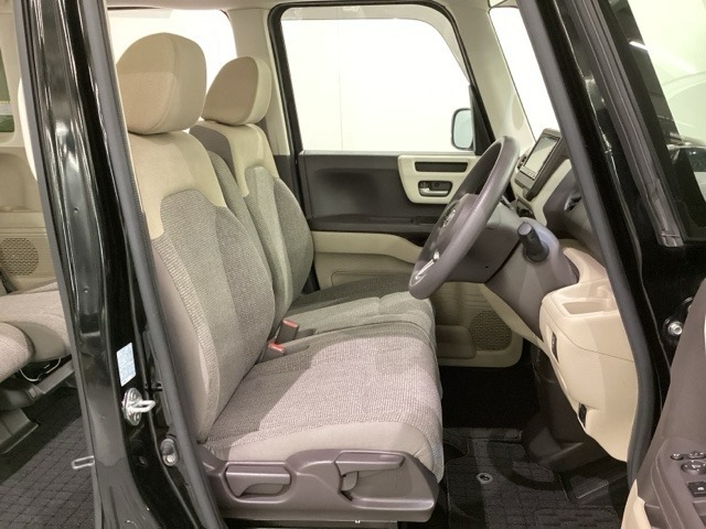 女性でも運転がしやすいように、シートの高さ調整機能（シートリフター）がついています。運転席と助手席の間が空いている為、助手席側への移動がスムーズです。交通量の多い道でも助手席側から乗り降りができます。
