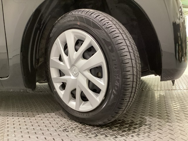 純正スチールホイールには専用ホイールトリム（カバー）を装着しております。足元を引き立てます。