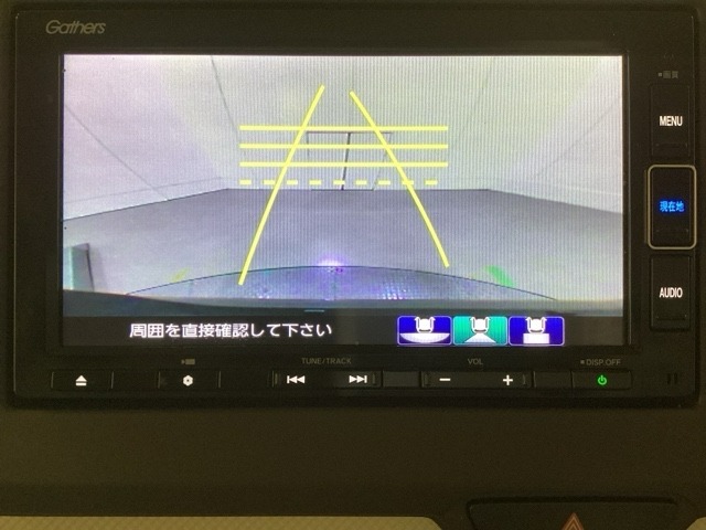 バックでの車庫入れも安心です！　リアカメラが付いているバックモニター付のナビを装備しております。操作線もついており距離感も画面から確認できます。