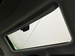 【サンルーフ】開放感たっぷりの希少装備、サンルーフが装着されています！車内に明かりを取り入れたり景色を楽しむ以外にも、車内の空気も簡単に換気できて快適です！