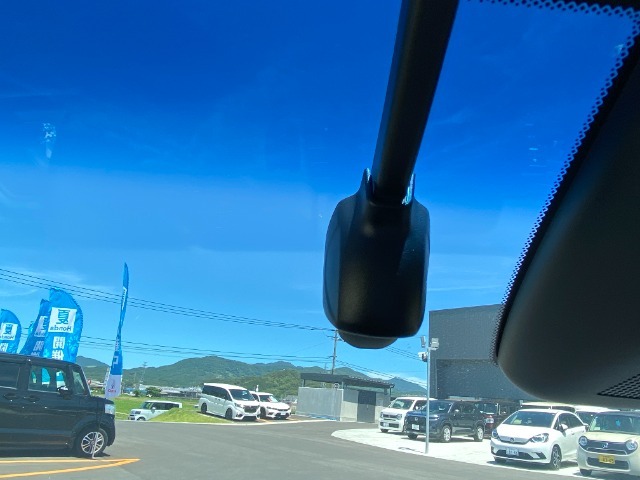 前方にドライブレコーダーが付属されており安心がUPしますね♪