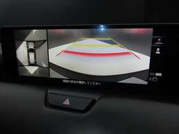 上空から俯瞰した映像で周囲の状況を確認出来る360°ビューモニターです。これなら狭い駐車場でも安心ですね。また、隠れたお子様やいつの間にか置かれたカートも確認出来ますね。