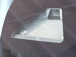【ホンダセンシング】走行中に前方の車両等を認識し、衝突しそうな時は警報とブレーキで衝突回避と被害軽減をアシスト。より安全にドライブをお楽しみいただけます。