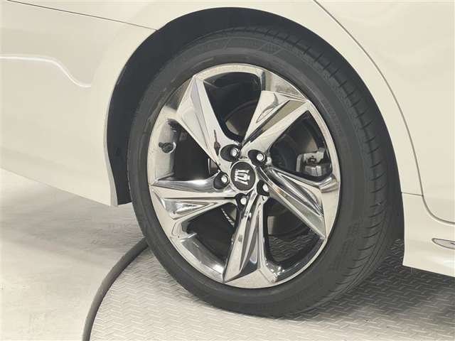 タイヤサイズは225/45R18！純正アルミホイール！納車前の点検時にタイヤ交換させていただきます！